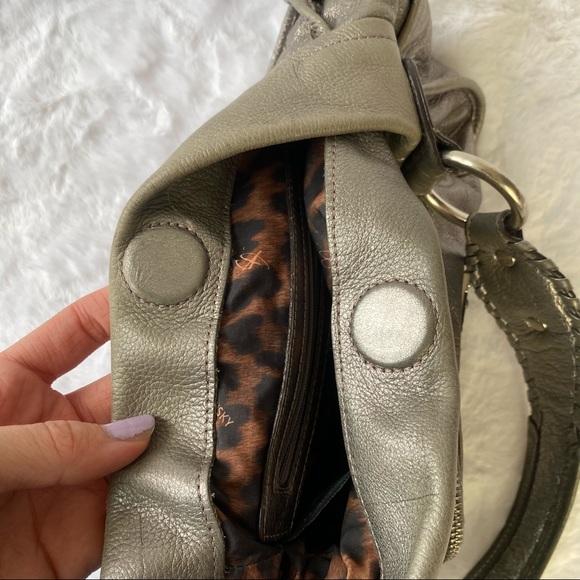 B. Makowsky 100% Leather Silver Small Shoulder Bag - Picture 10 of 14